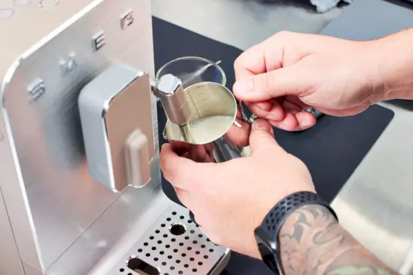 Máquina de café média totalmente automática SMEG