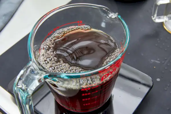 Uma xícara medidora com café da Technivorm Moccamaster Coffee Brewer