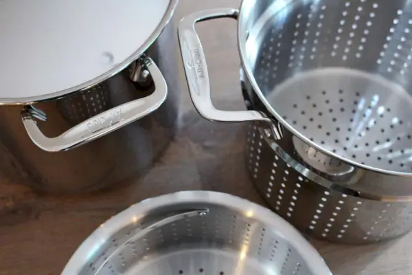 Zbliżenie na całkowicie platerowany multicooker ze stali nierdzewnej o pojemności 8 litrów