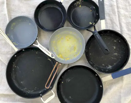 Mehrere Pfannen nach dem Eierkochen während unserer Tests
