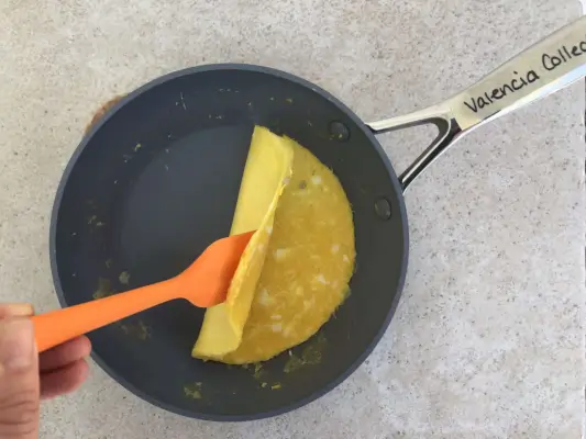 Person faltet ein Omelett in der Greenpan Valencia Pro Ceramic Nonstick