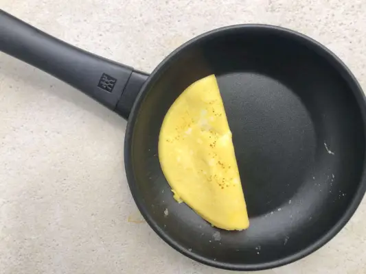 Omelett in einer Zwilling Madura Plus 8 Zoll Antihaft-Bratpfanne