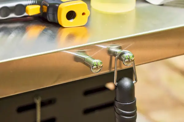 O gancho na lateral da churrasqueira a gás propano líquido Sabre Select inoxidável com 3 queimadores