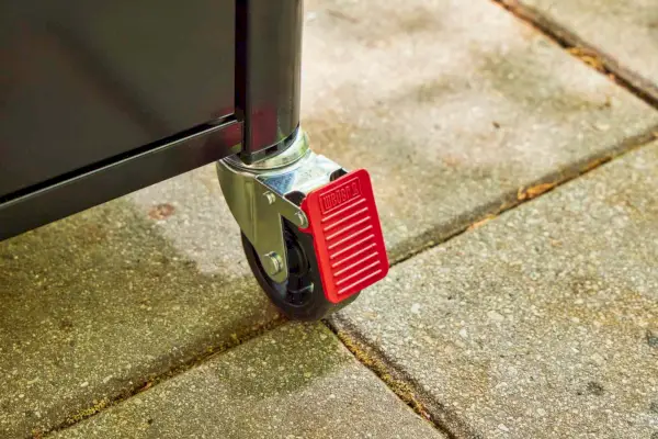 A trava da roda na churrasqueira a gás propano líquido Weber Genesis E-325