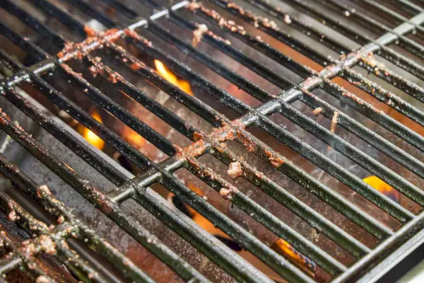 Resíduos deixados após o cozimento na churrasqueira a gás Weber Genesis E-335