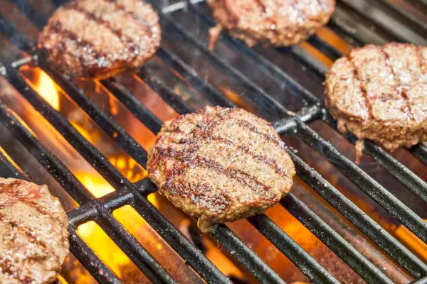 A carne é cozida na churrasqueira a gás Weber Genesis E-335