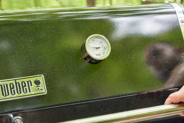 O medidor de temperatura na churrasqueira a gás Weber Genesis E-335