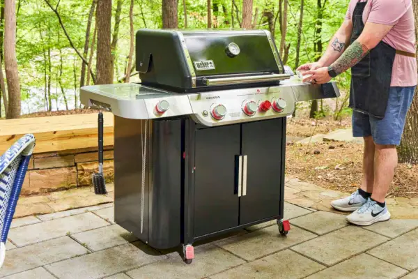 A churrasqueira a gás Weber Genesis E-335 em um pátio