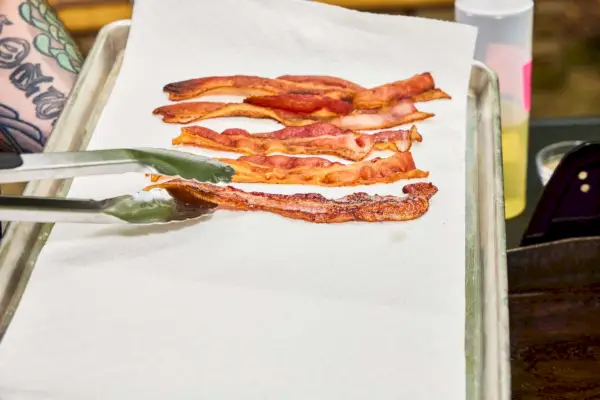 Bacon cozido na churrasqueira a gás Char-Broil 463365124 Pro Series 3 Burner