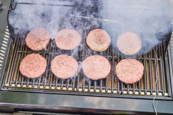 Hambúrgueres são cozidos na churrasqueira a gás Char-Broil 463365124 Pro Series 3 Burner