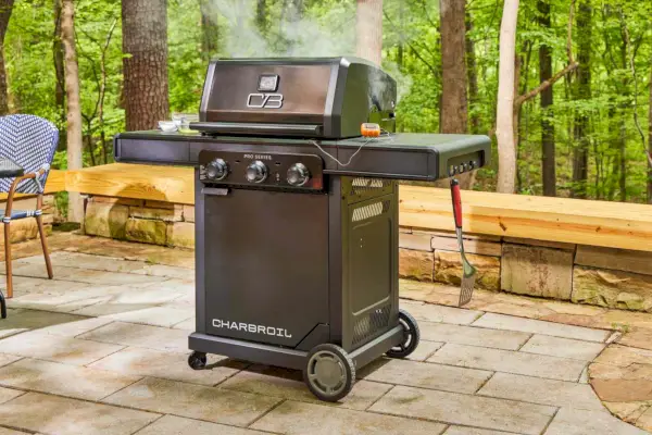 A churrasqueira a gás Char-Broil 463365124 Pro Series 3 Burner em um pátio