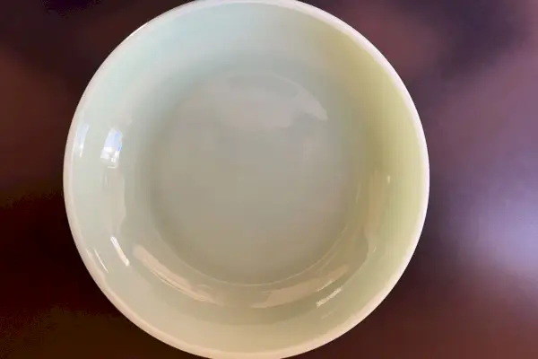 Eine mittelgroße, ineinander verschiebbare flache Schale aus farbigem Glas in Mosser-Optik