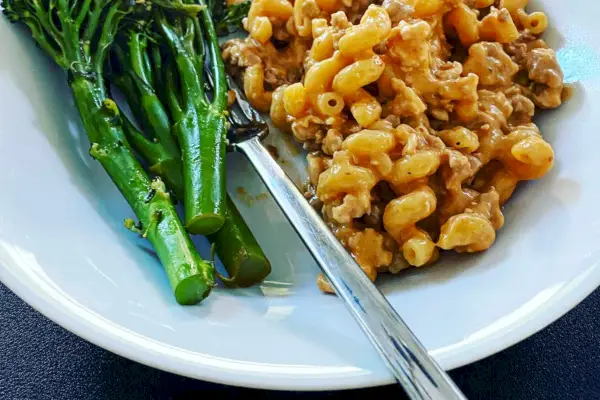 Nahaufnahme einer Open Kitchen von Williams Sonoma Pasta Bowl mit Essen darin