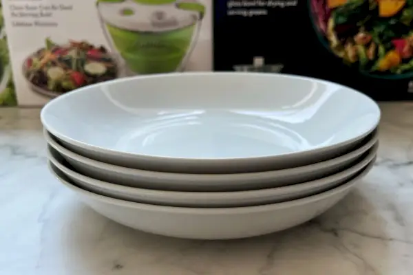 Ein Stapel von vier Open Kitchen by Williams Sonoma Pasta Bowls