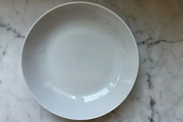 Eine weiße Open Kitchen von Williams Sonoma Pasta Bowl