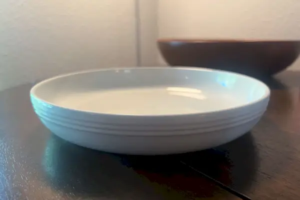 Im Le Creuset San Francisco Coupe Pasta Bowl haben wir einen Tisch