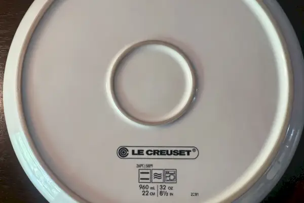 Der Boden einer Le Creuset San Francisco Coupe Nudelschüssel