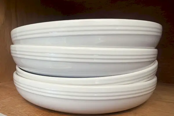 Ein Stapel von vier Le Creuset San Francisco Coupe Nudelschalen