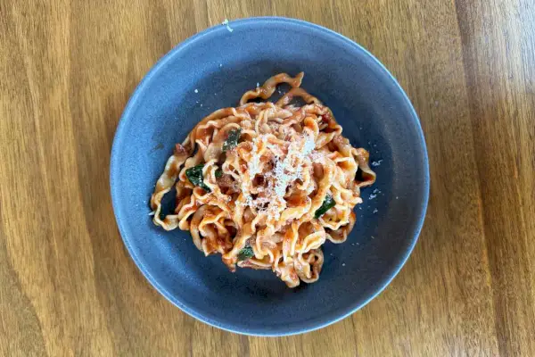 Pasta in einer portugiesischen Pastaschüssel von AnthroLiving Jasper