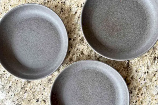 Drei AnthroLiving Jasper portugiesische Nudelschalen auf einem Tisch