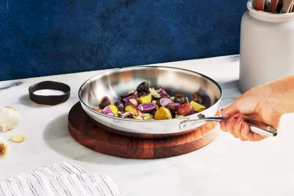 Tramontina Gourmet-Edelstahlpfanne mit geröstetem Gemüse darin