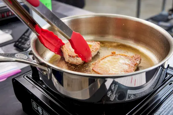 Steaks werden in einer Edelstahlpfanne gegart
