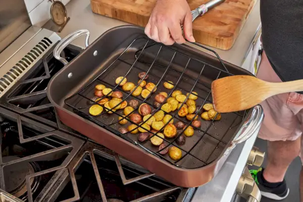 구운 감자를 담은 랙이 있는 Nordic Ware 구리 칠면조 로스터