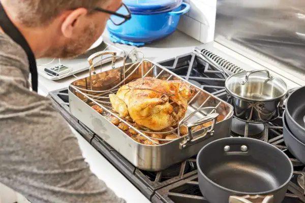 Cuisinart MultiClad Pro 로스팅 팬에 구운 닭고기와 감자