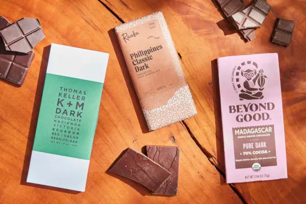 Barras de chocolate amargo na superfície de madeira