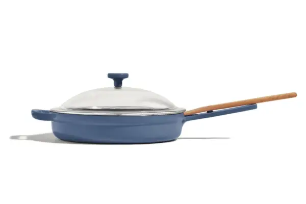 Our Place Poêle toujours en fonte | Surface émaillée de qualité supérieure, sans toxines | Système de batterie de cuisine multifonction 8 en 1 de 10 pouces | Couvercle, couvre-poignées | Poêle robuste | Passe au four et à la chaleur élevée | Sel bleu