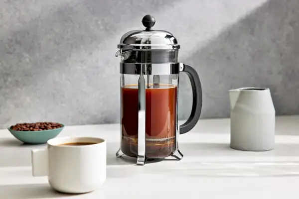 Bodum Chambord French Press Coffee Maker esposta con chicchi di caffè sul bancone