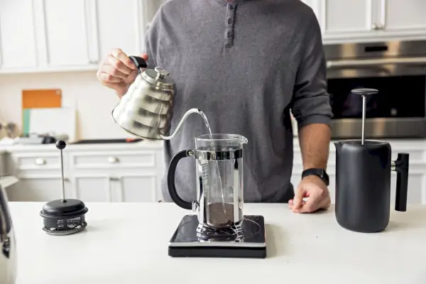 persona che versa acqua nella caffettiera Bodum Chambord French Press