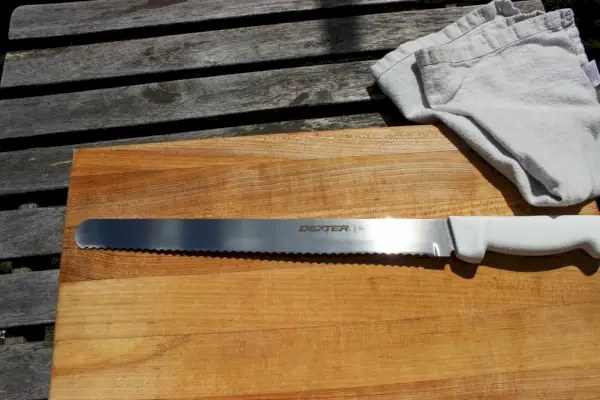 Der 12-Zoll-Slicer von Dexter-Russell auf einem Holzschneidebrett
