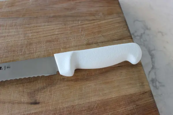 Der Griff des 12-Zoll-Slicers von Dexter-Russell