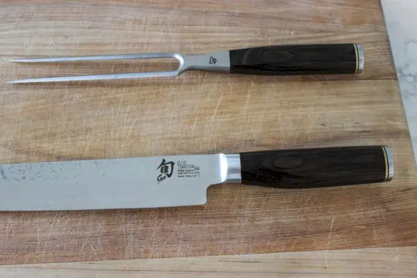 Eine Nahaufnahme der Griffe des Shun Premier Tranchiermesser- und Fleischgabel-Sets