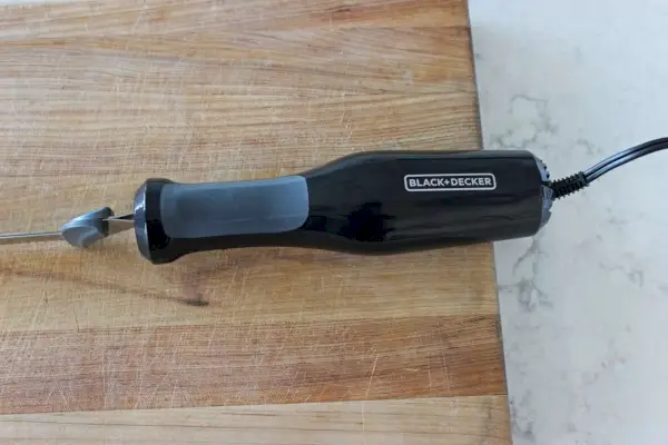 Das Logo auf dem Griff des BLACK+DECKER Elektromessers