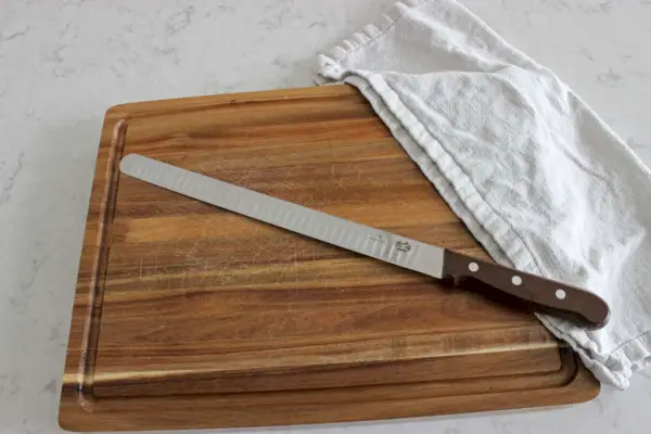 Das Victorinox Wood Lachsmesser auf einem Holzschneidebrett