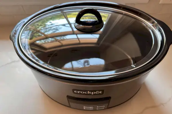 Ein Blick von oben auf den leeren Crock-Pot 8-Quart Large Programmable Slow Cooker mit aufgesetztem Deckel