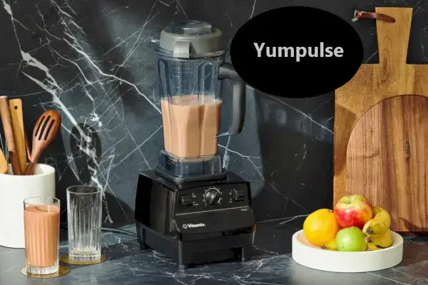 Vitamix 5200 בלנדר בדרגה מקצועית מוצג על דלפק שיש שחור