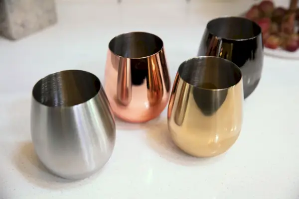 キッチンカウンターにあるViski銅製ステムレスワイングラス