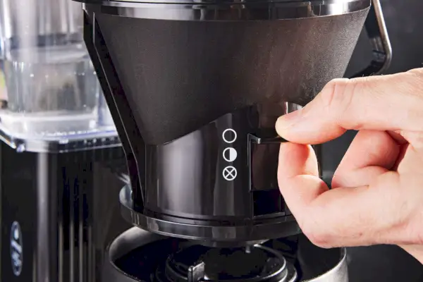 Um close de uma configuração de mudança de mão na cafeteira Technivorm Moccamaster 79112 KBT