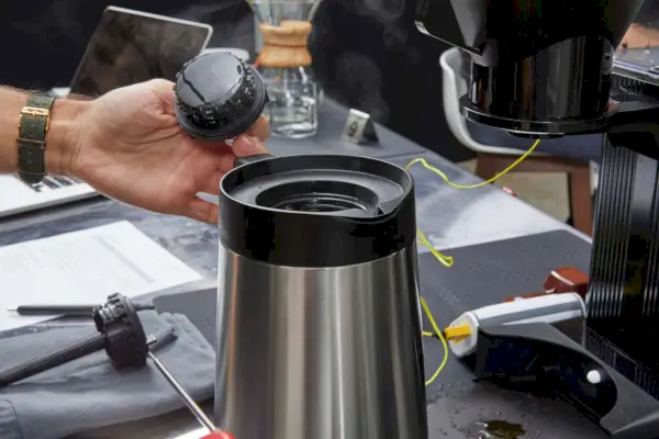 Uma rolha de mão da cafeteira Technivorm Moccamaster 79112 KBT
