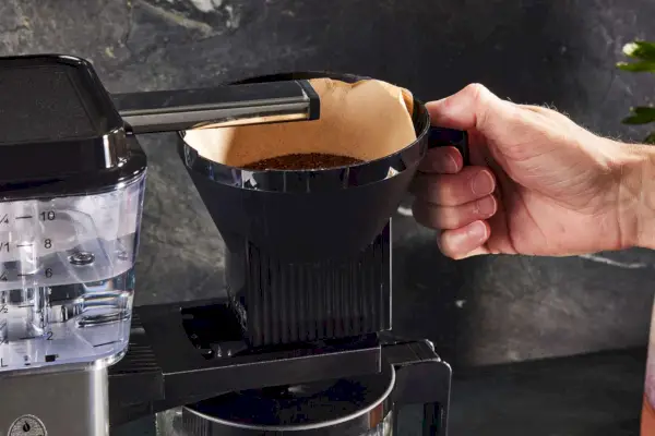Close da cafeteira Technivorm Moccamaster KBGV Select de 10 xícaras