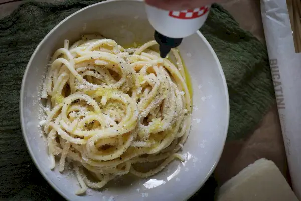 Olio per pizza Brightland sulla pasta