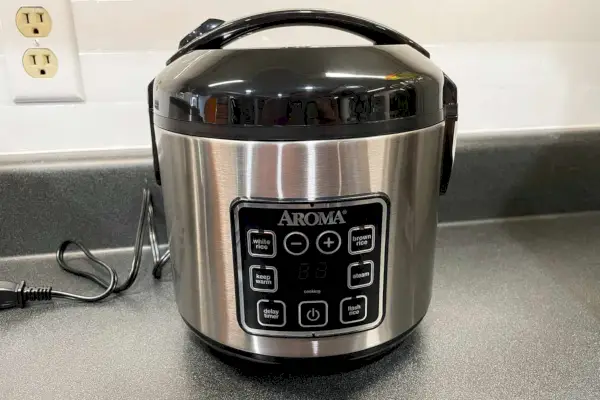 Panela de arroz e grãos Aroma Housewares com 8 xícaras exibida em bancada cinza
