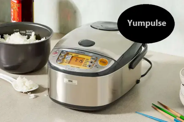 Sistema de aquecimento por indução Zojirushi Panela de arroz e aquecedor na bancada da cozinha com uma tigela de arroz próxima