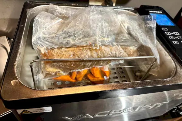 Breville Joule Sous Vide in einen Topf mit Wasser getaucht