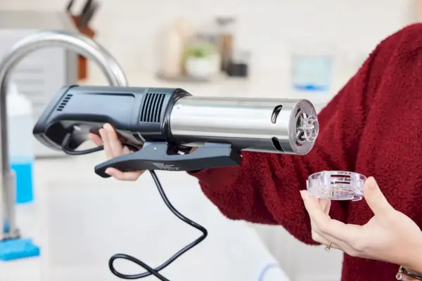Person hält den Inkbird Sous-Vide-Präzisionskocher ISV-100W