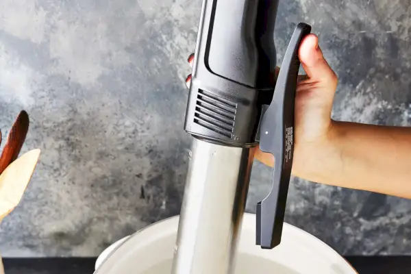 Nahaufnahme einer Person, die den Inkbird Sous-Vide-Präzisionskocher ISV-100W hält