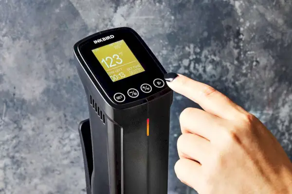 Nahaufnahme einer Person, die einen Knopf drückt Inkbird Sous Vide Precision Cooker ISV-100W